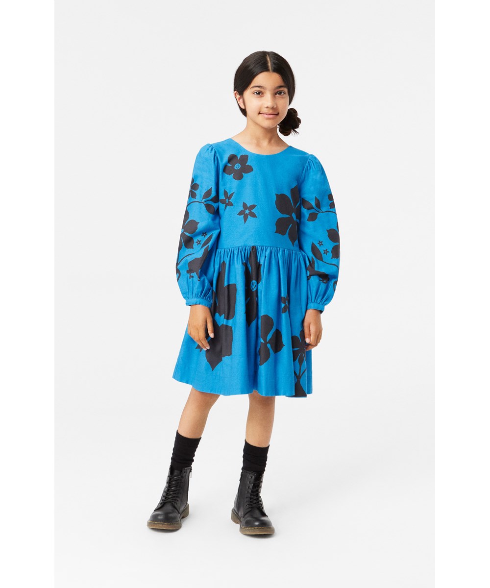 Cirkeline - Blue Folklore - Turquoise knielange katoenen jurk met konijn- en bloemenprint. 