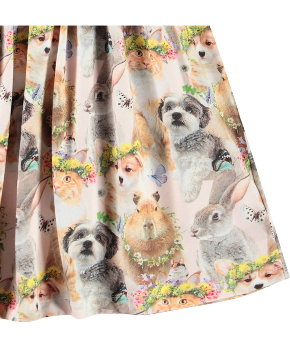 Cissa - Festival Friends - Roze kinderjurk van biologisch katoen met korte mouwen en aansluitende top van ribjersey en een gladde jersey rok.