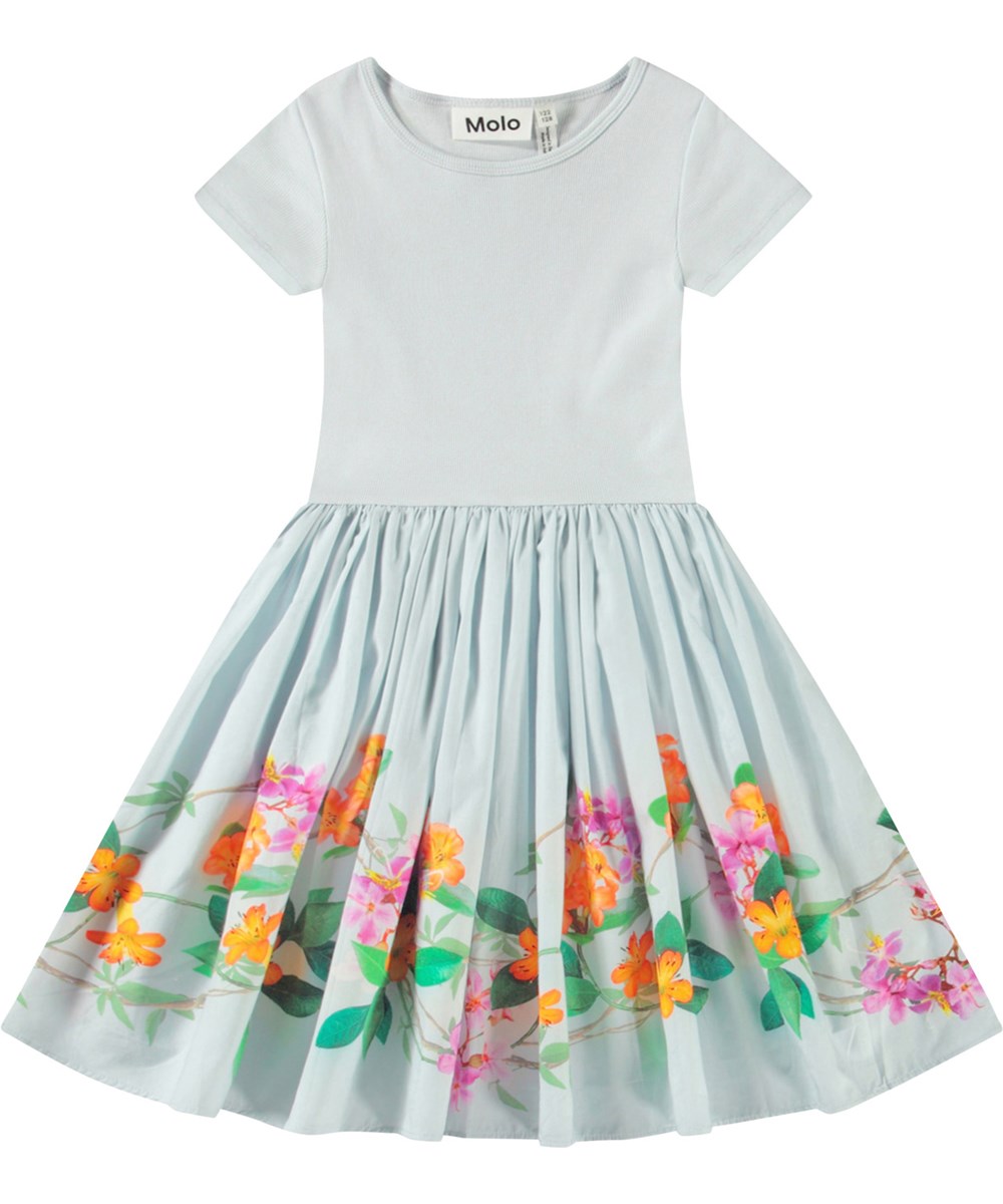 Cissa - Jungle Flowers - Lichtblauwe kinderjurk van biologisch katoen met korte mouwen en aansluitende top van ribjersey en poplin rok.