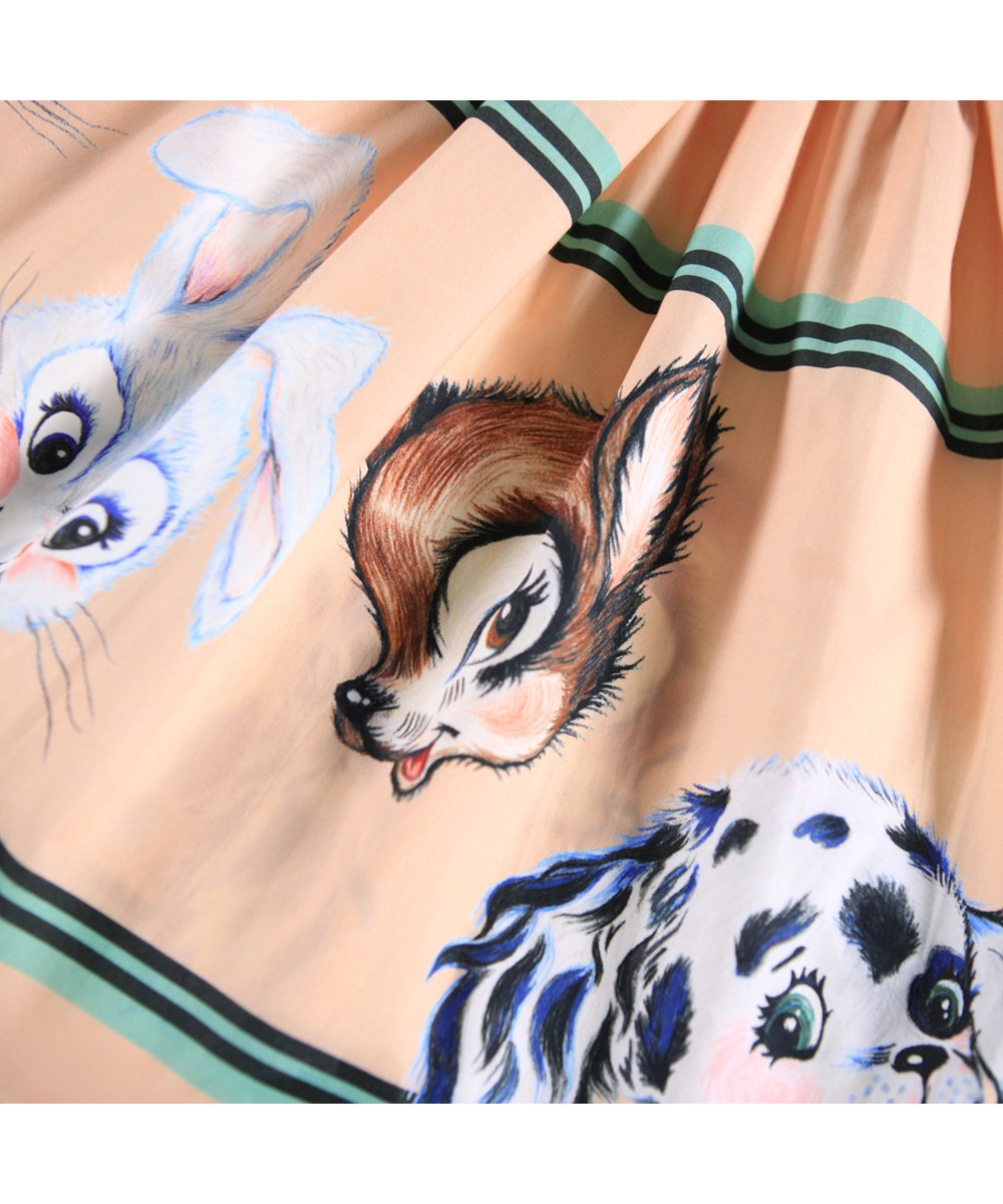 Cissa - Nostalgia - Perzikkleurig kinderjurk gemaakt van biologisch katoen met korte mouwen en een aansluitend geribbeld jersey bovenstuk en een popeline rok met een print van getekende dieren.