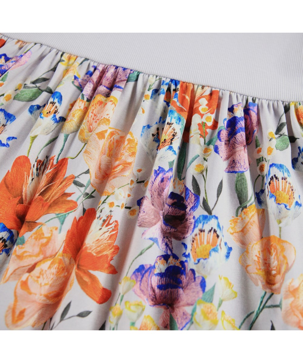 Cissa - Paper Flowers - Kort mauve kinderjurk gemaakt van biologisch katoen met korte mouwen en een bloemenprint op de rok.