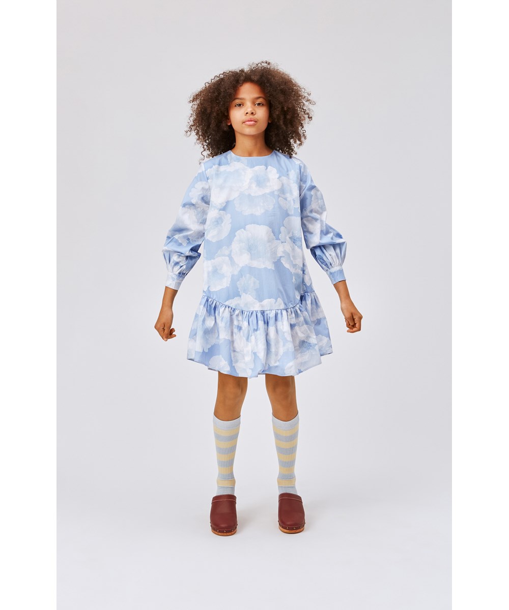 Cixi - Cloudy Poppies - Lichtblauwe biologische jurk met lange mouwen en luchtprint