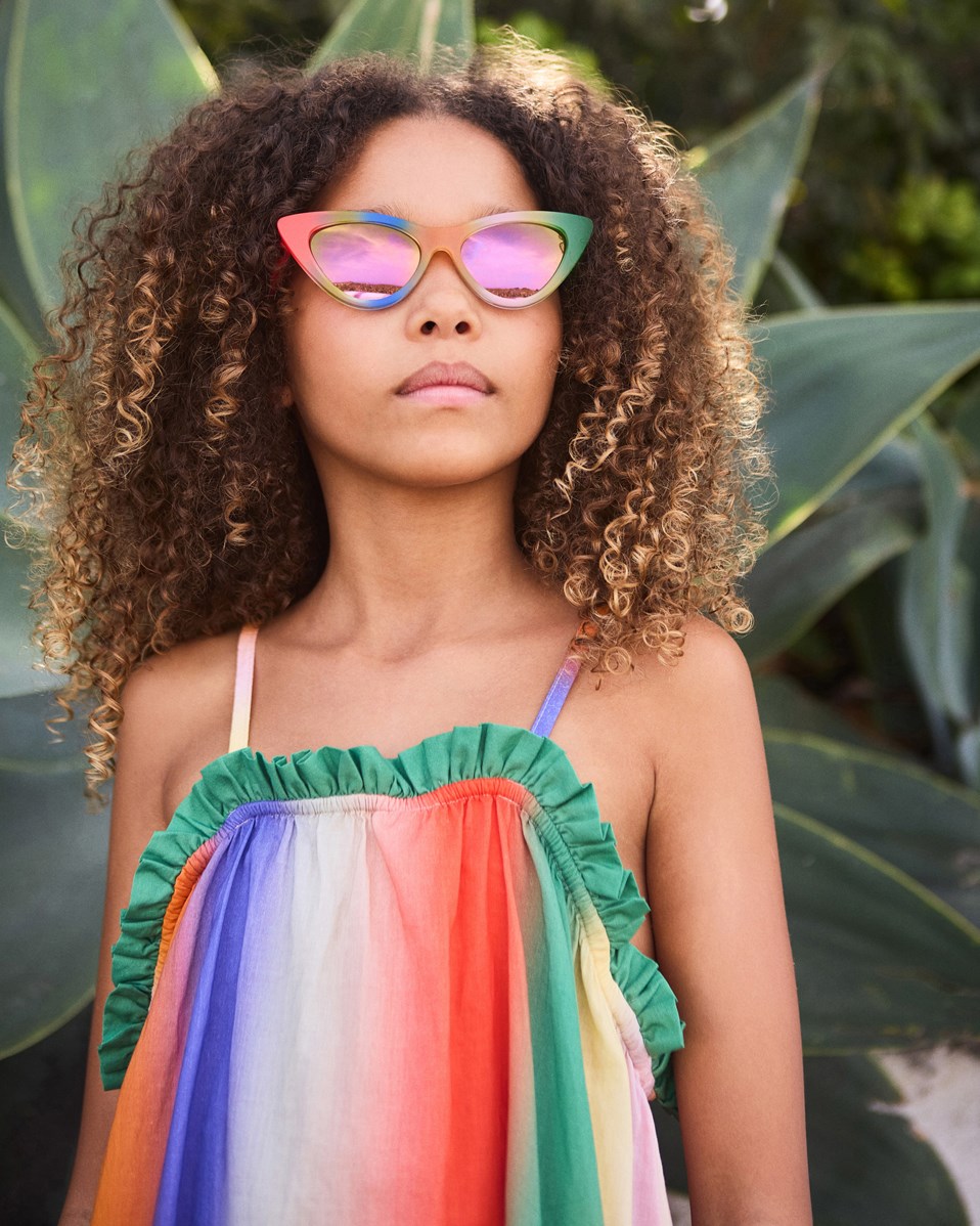 Connie - Big Rainbow - Regenboogkleurige ruimvallende kinderjurk van biologisch katoen met dunne bandjes en ruche rand.