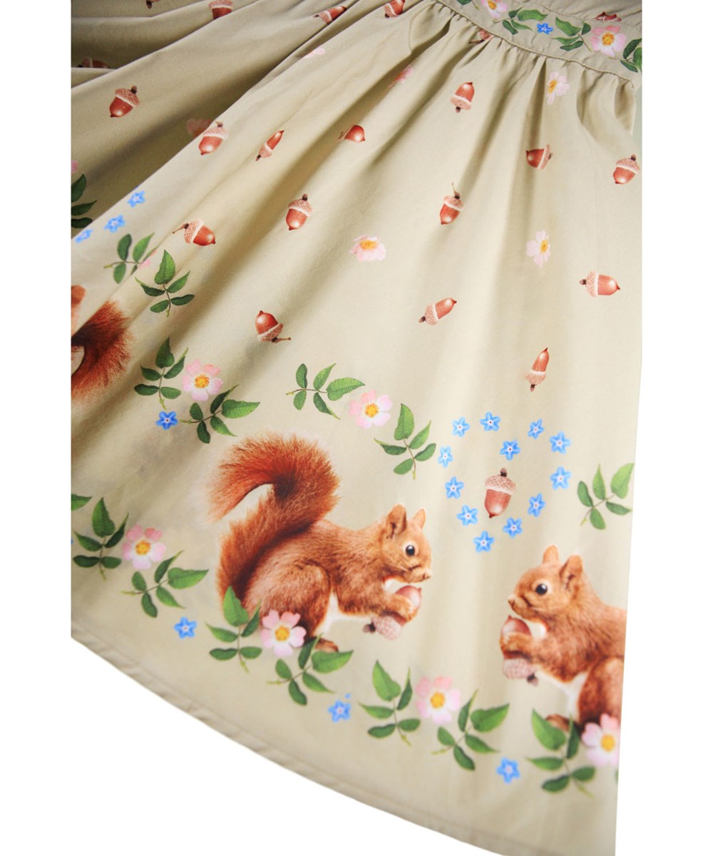 Coralie - Acorn Squirrels - Kinderjurk gemaakt van biologisch katoenen popeline met lange mouwen en een print van bloemen, eikels en kleine eekhoorns.