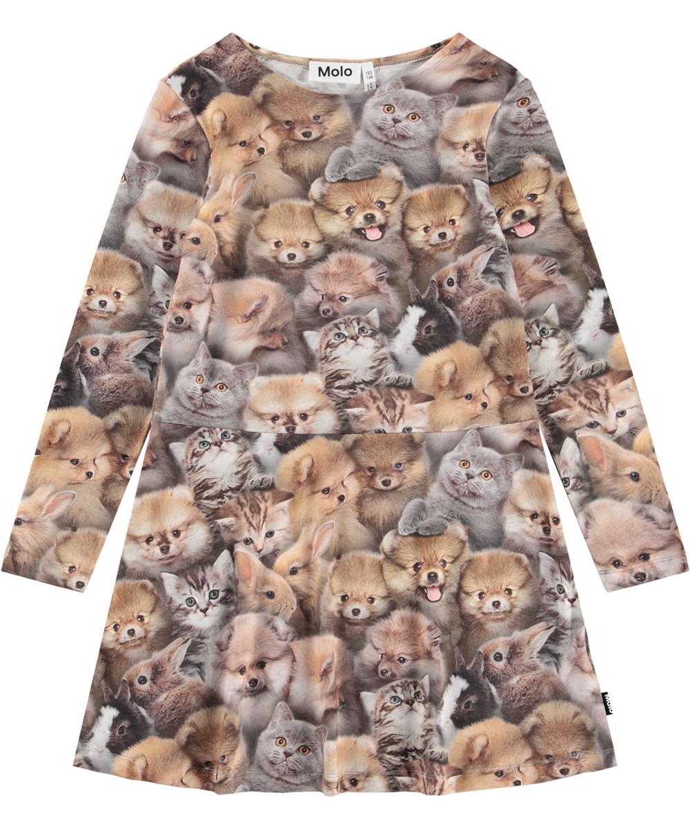 Corelie - Fuzzy Fluffy - Roze kinderjurk gemaakt van rekbaar biologisch katoen met lange mouwen en een print van eekhoorns en takken.