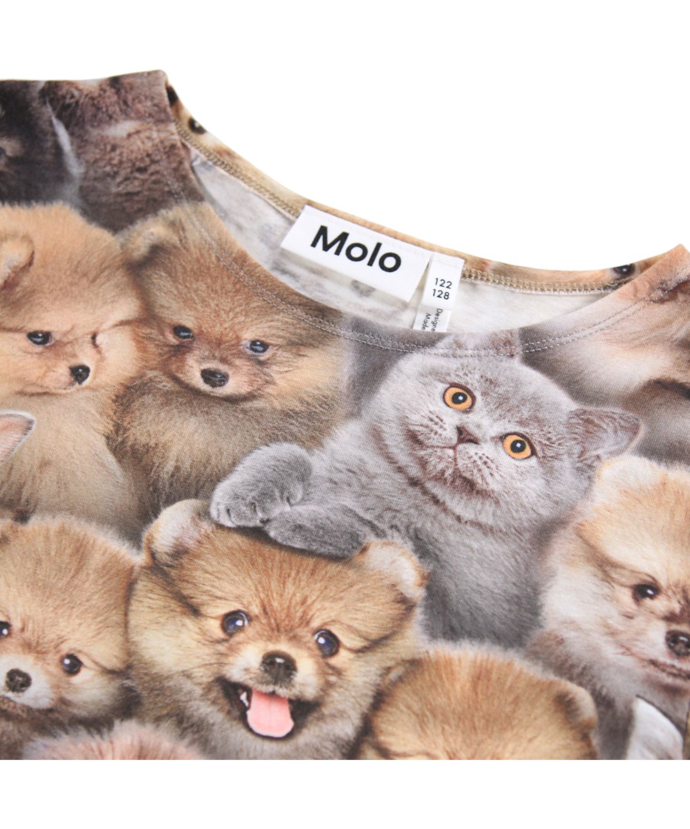 Corelie - Fuzzy Fluffy - Roze kinderjurk gemaakt van rekbaar biologisch katoen met lange mouwen en een print van eekhoorns en takken.