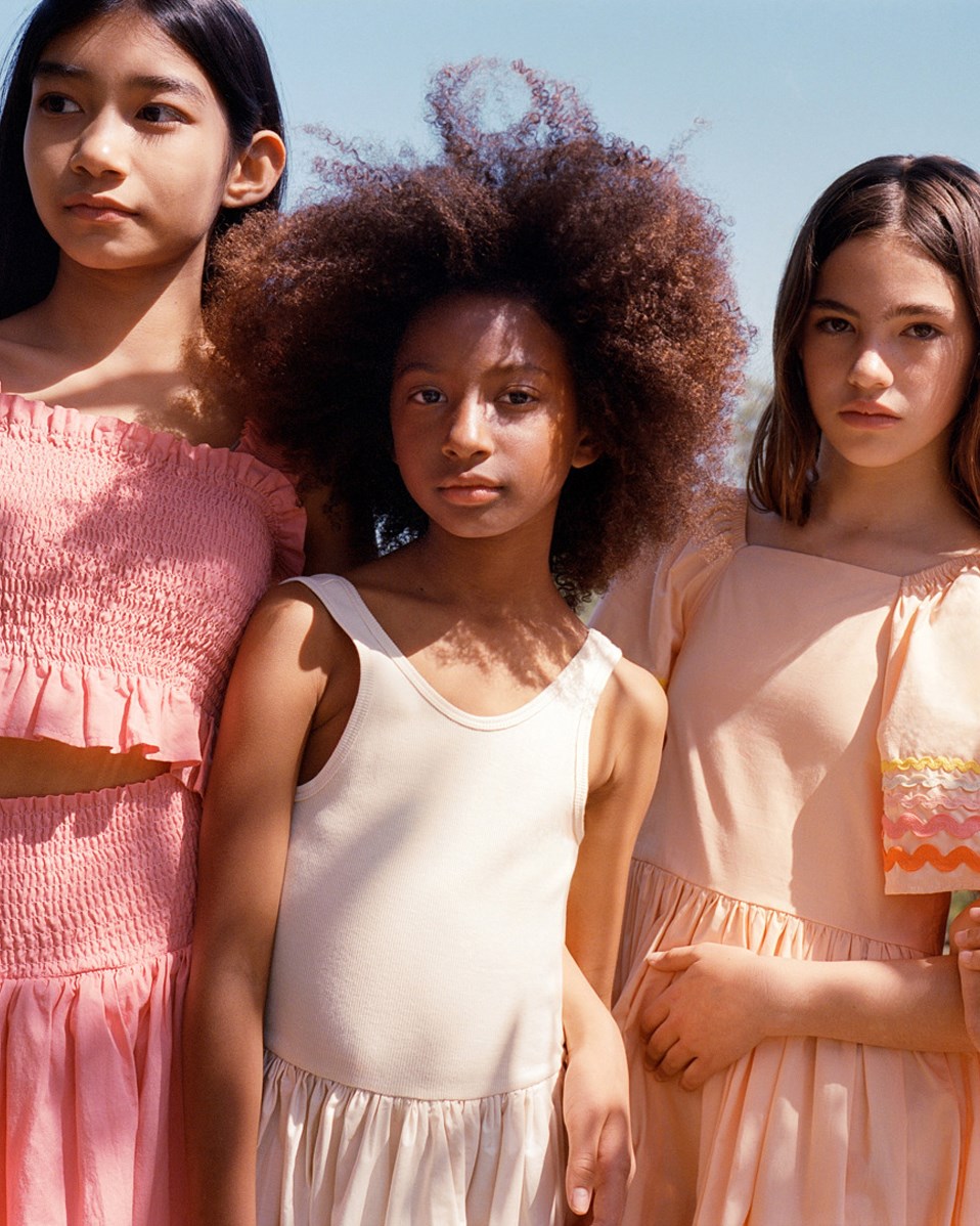 Corella - Brazilian Sand - Beige kinderjurk van biologisch katoen met een volumineuze poplin rok.