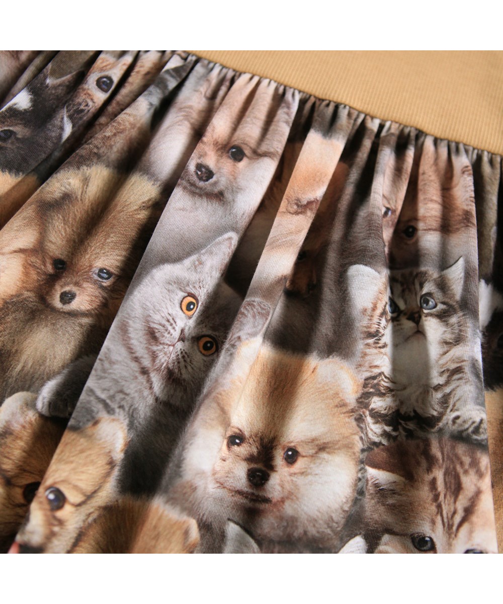 Credence - Fuzzy Fluffy - Bruine kinderjurk gemaakt van biologisch katoen met lange mowuen, een aansluitende top van geribbeld jersey en een gladde jersey rok.