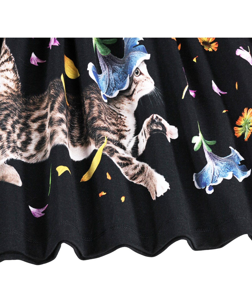 Credence - Lets Celebrate - Zwarte kinderjurk met een bloemenprint gemaakt van biologisch katoen 