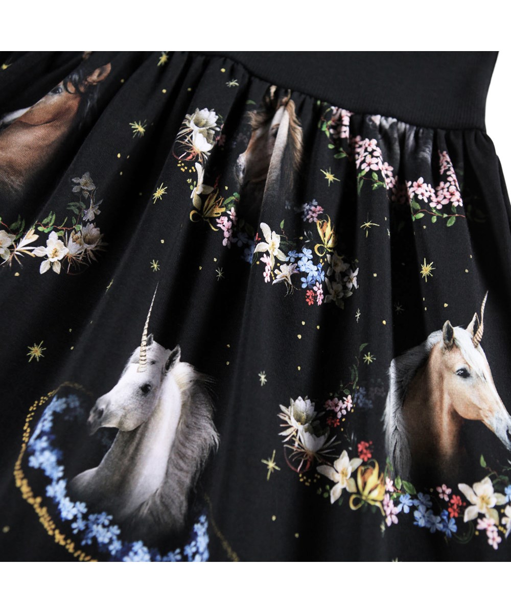 Credence - Magical Galaxies - Zwarte kinderjurk gemaakt van biologisch katoen met lange mouwen, een aansluitende top van geribbeld jersey en een gladde jersey rok.