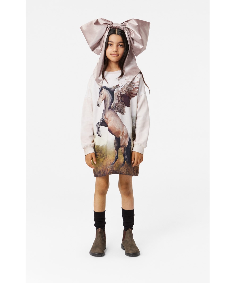 Cyrella - Pegasus - Knielange zalmroze jersey jurk van zacht biologisch katoen met pegasus print.