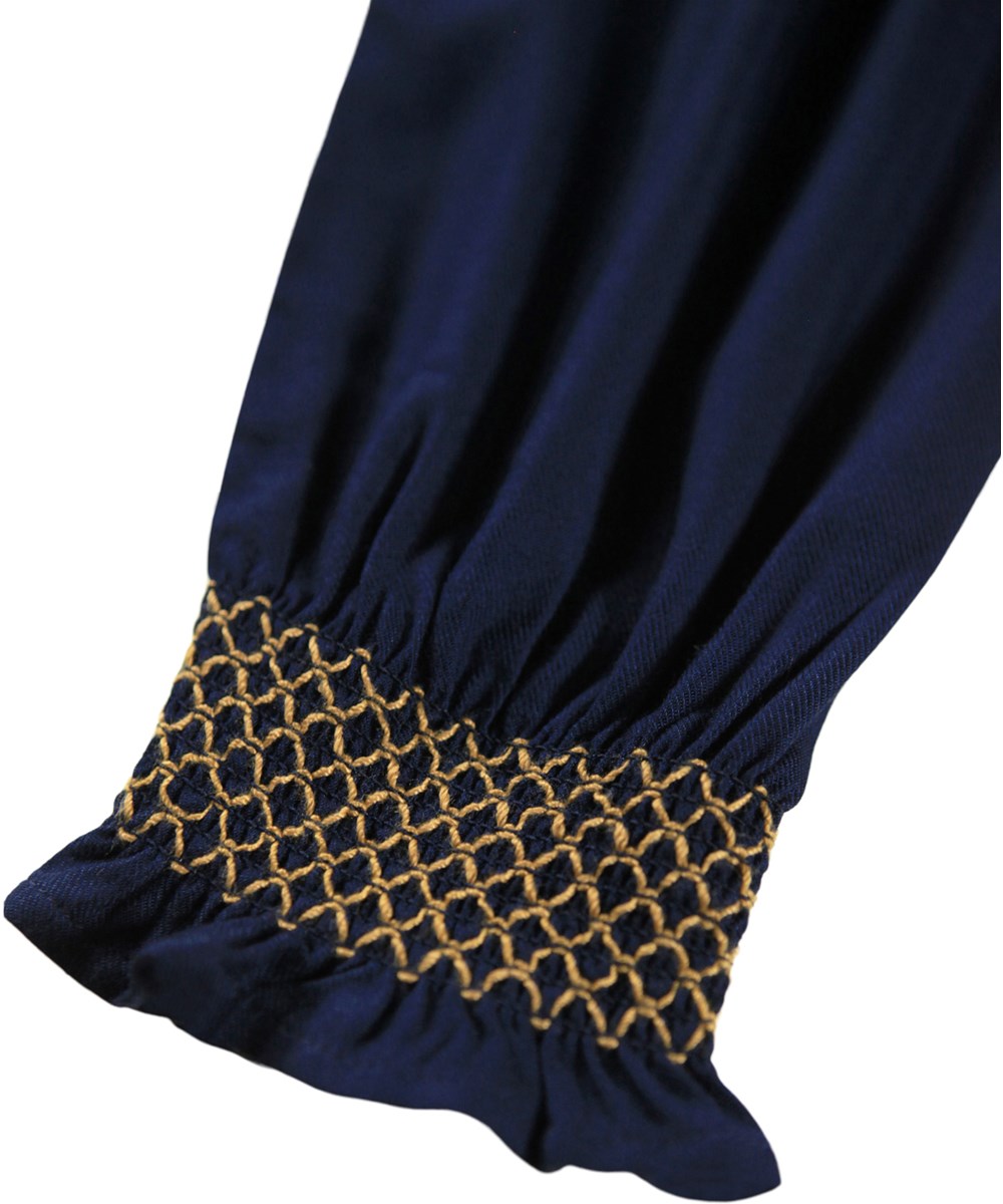 Cyrille - Galaxy Blue - Kinderjurk gemaakt van donkerblauwe viscose met lange mouwen en kleurrijke smok details.