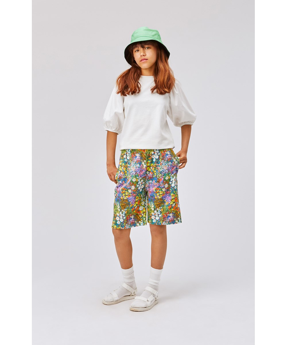 Adian - Flower Field - Knielange biologische short met bloemenprint