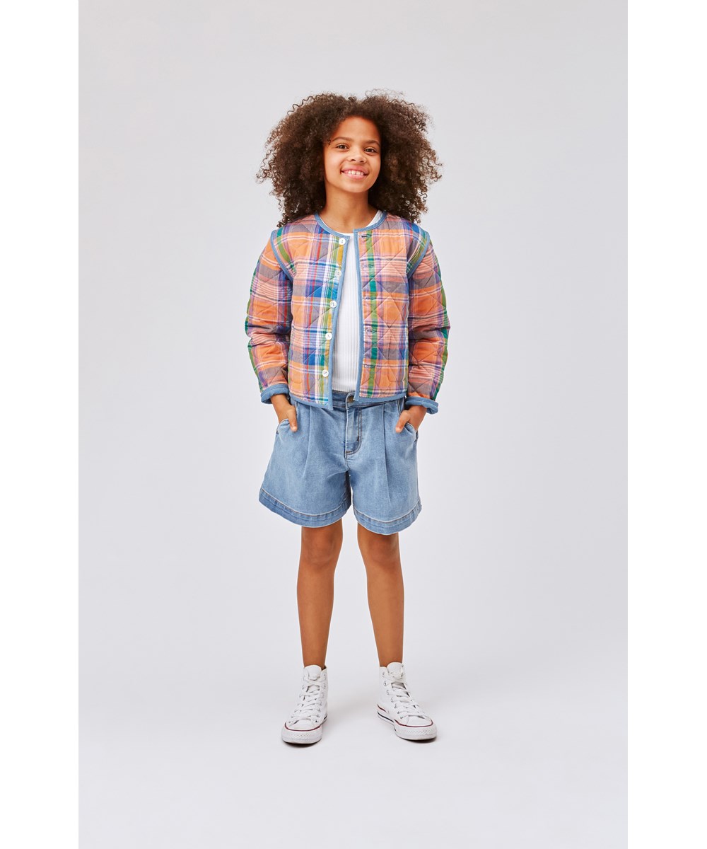 Amari - Washed Blue Denim - Wijde blauwe REPREVE korte spijkerbroek met plooien