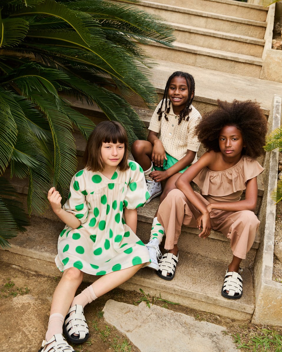 Amberly - Jungle Power - Groene korte kinderspijkerbroek van biologisch katoen.