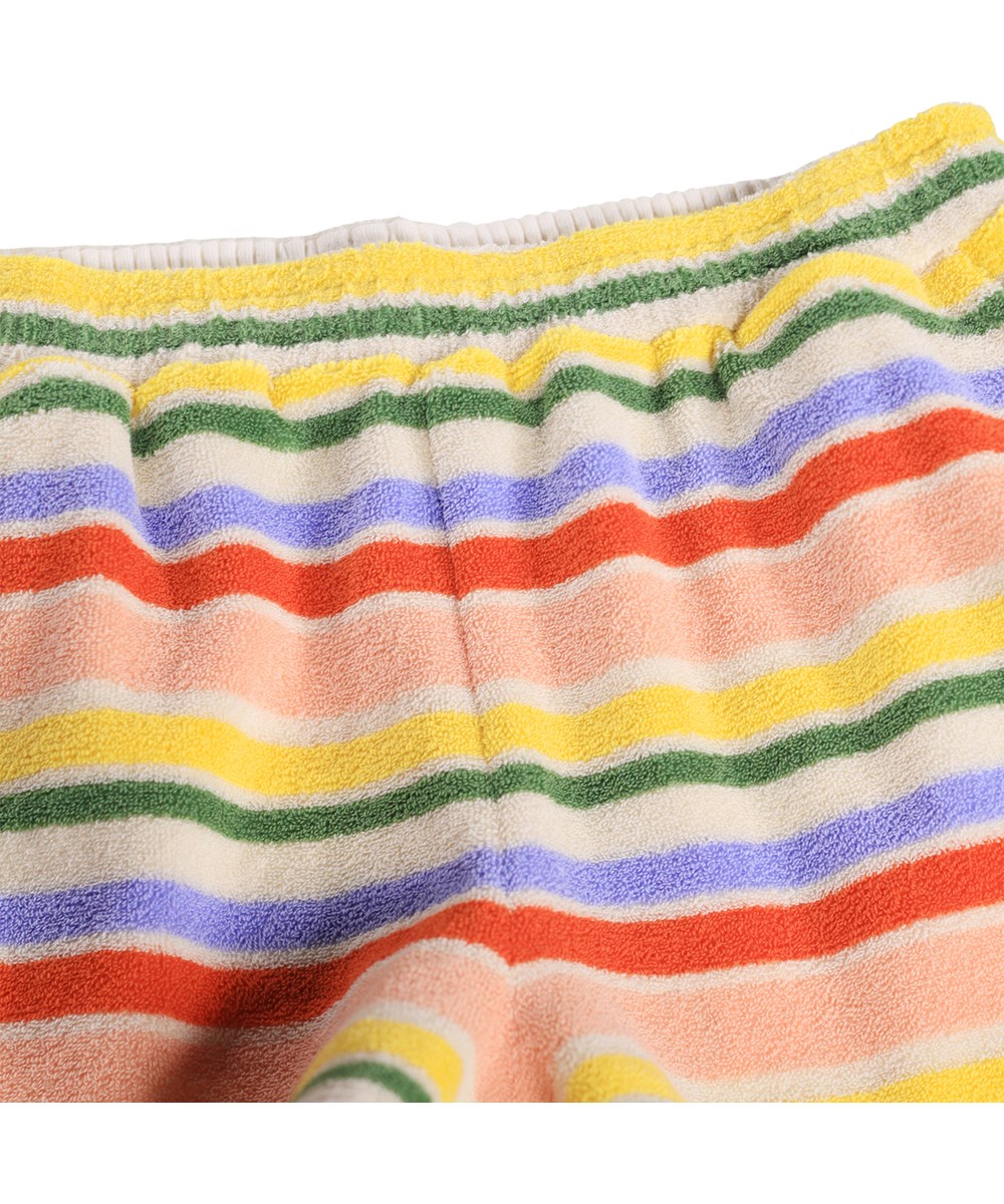 Angela - Together Stripe - Kleurrijke gestreepte kindershorts gemaakt van biologisch katoenen badstof