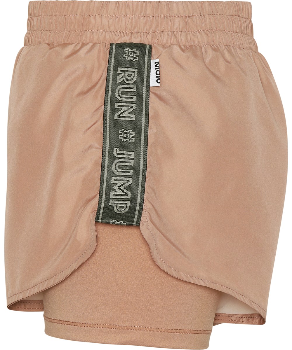 Omari - Rose Mist - Sportbroekje in lichtroze en beige met tekst