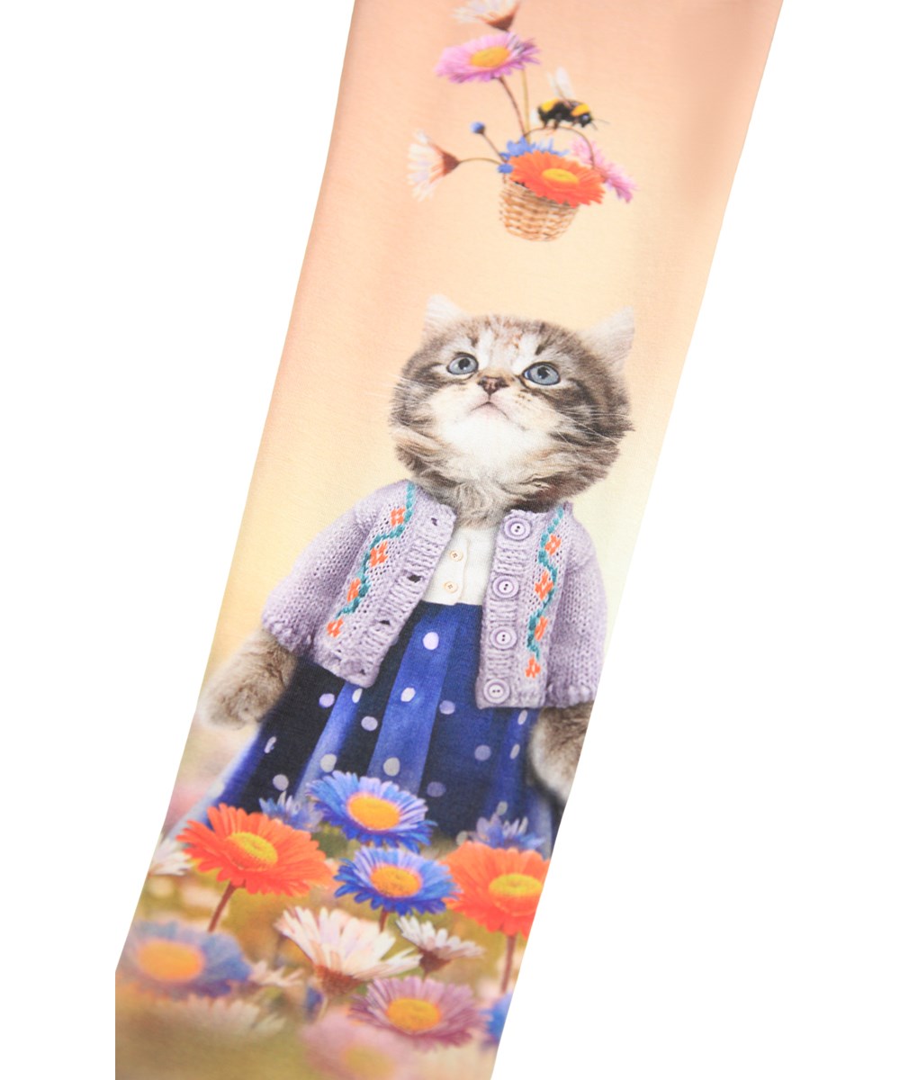 Niki - In The Meadow - Roze kinderlegging gemaakt van biologisch katoen met een dierenprint.