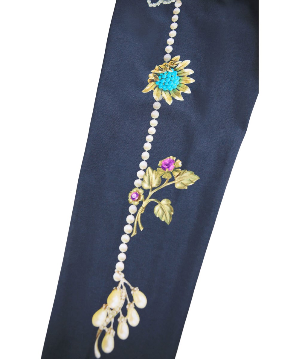 Niki - Jewellery Drape - Donkerblauwe kinderlegging gemaakt van biologisch katoen met een juweelprint.