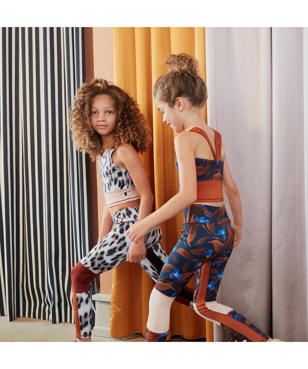 Olympia - Night Bloom_Big - Blauwe sportlegging met bruine bloemen