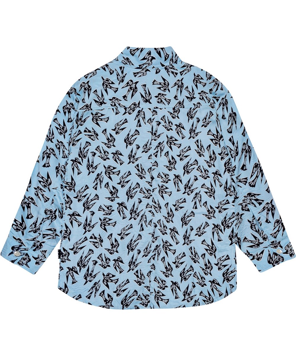 Rae - Blue Studio Birds - Zachte, lichtgewicht lichtblauwe blouse met zwarte vogelprint.