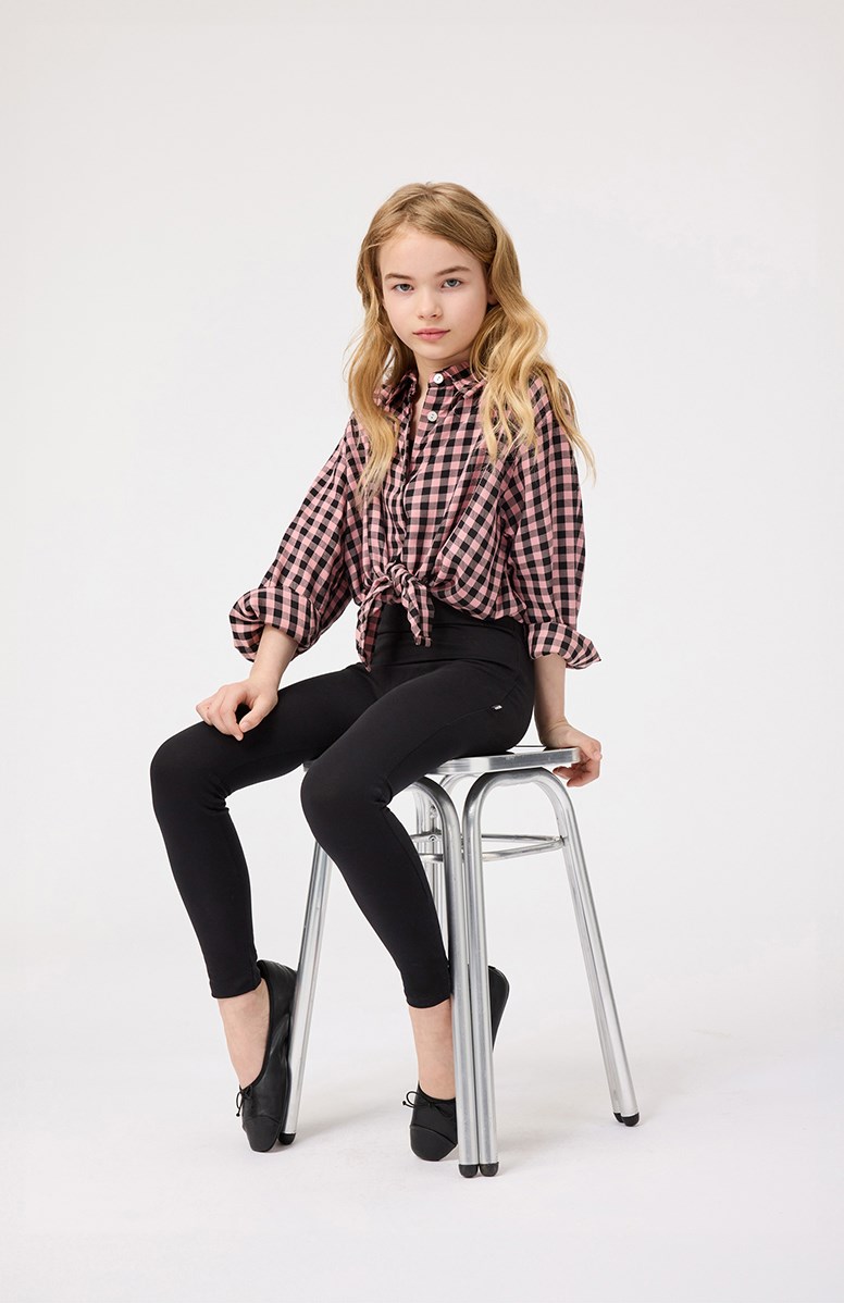 Rafa - Rose Ginham - Roze en zwarte geblokte kinderblouse met lange mouwen in zachte viscose met op de buik een knoop.