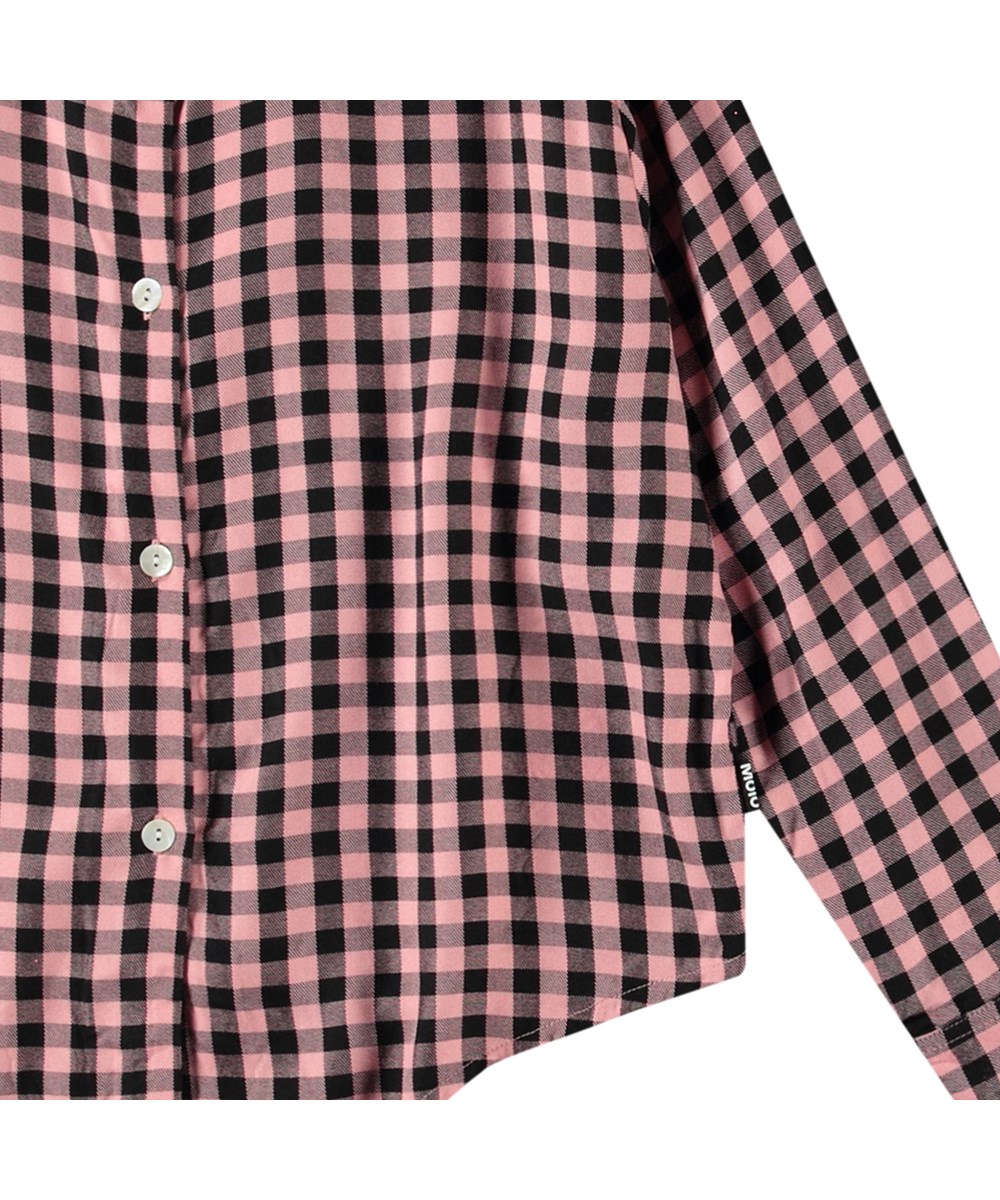 Rafa - Rose Ginham - Roze en zwarte geblokte kinderblouse met lange mouwen in zachte viscose met op de buik een knoop.