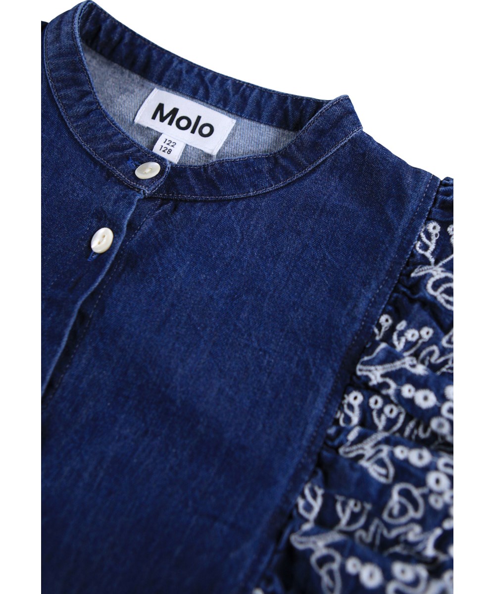 Raphaella - Oak Embroidery - Spijkerblouse voor kinderen gemaakt van biologisch katoen met lange mouwen en witte borduursels.