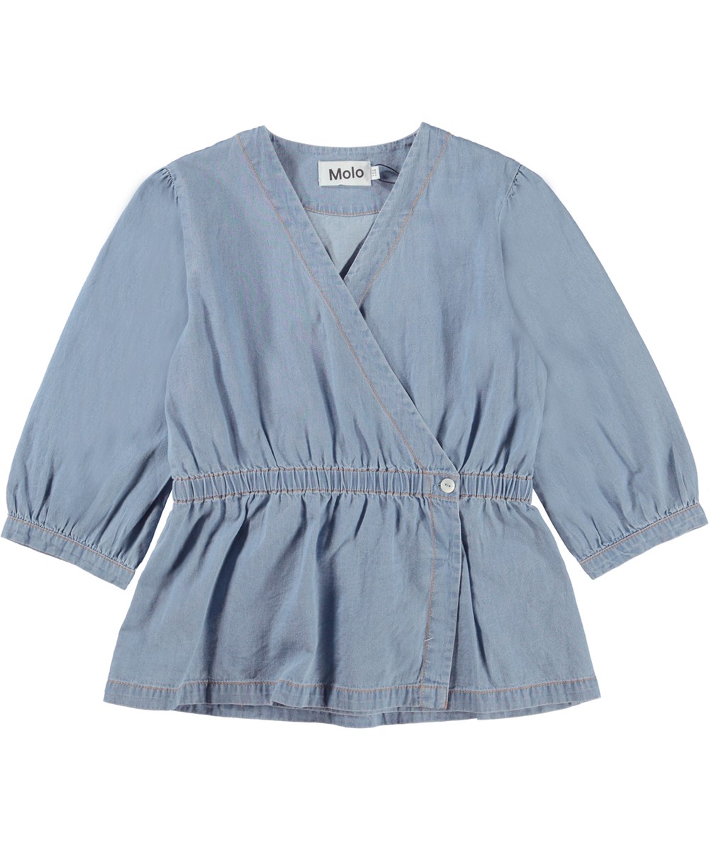 Rikki - Light Chambrey - Blauwe wikkelblouse in biologische katoen