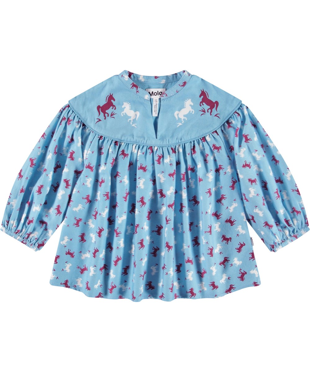 Rona - Giddy-Up - Lichtblauwe ruimvallende kindershirt van zacht katoen en viscose met een mandarijnkraag en plooien.