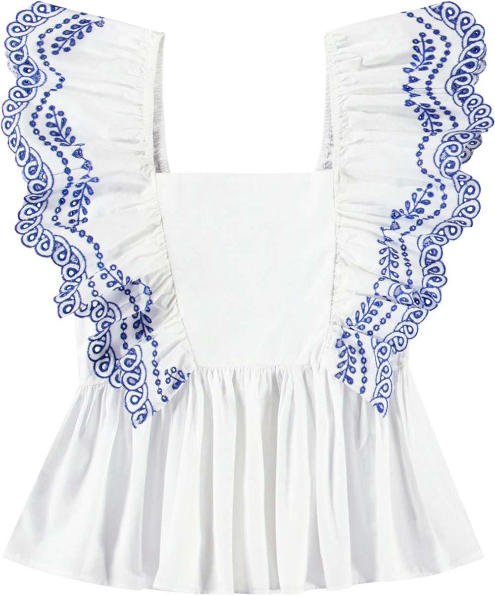 Rosamond - Crisp White - Witte kindertopje van biologisch katoen met blauw borduurwerk en ruches rond de mouwen.