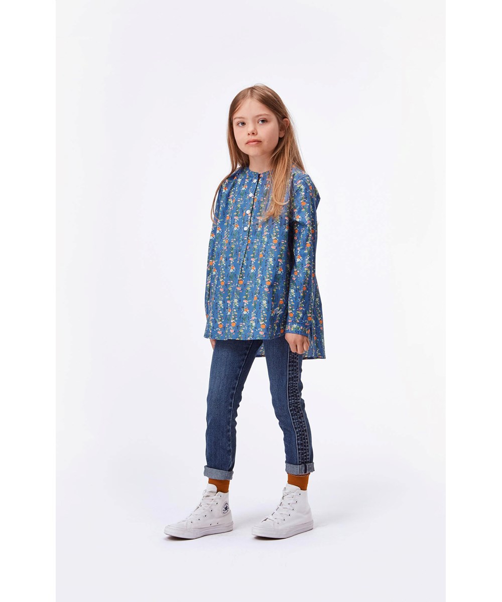 Runaris - Vertical Flora Mini - Blauwe blouse met bloemenprint
