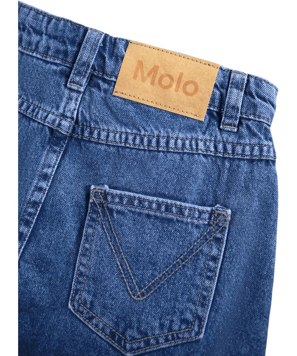 Belinda - Mid Blue Denim - Blauwe spijkerrok voor kinderen gemaakt van biologisch katoen met ruches aan de rand.