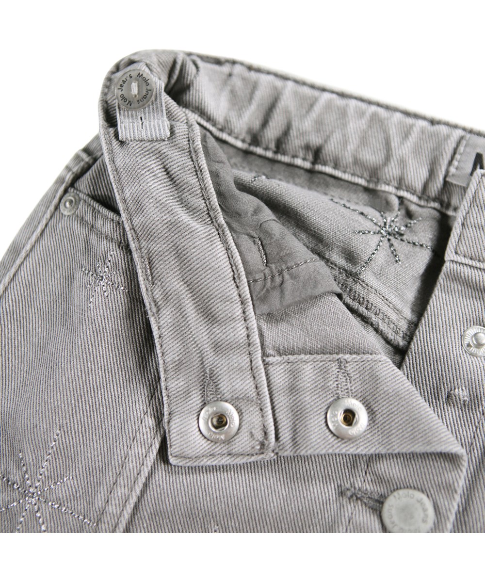 Bera - Washed Grey - Grijze kinderrok gemaakt van katoenen keperstof met knoopsluiting en subtiele zilveren borduursels.