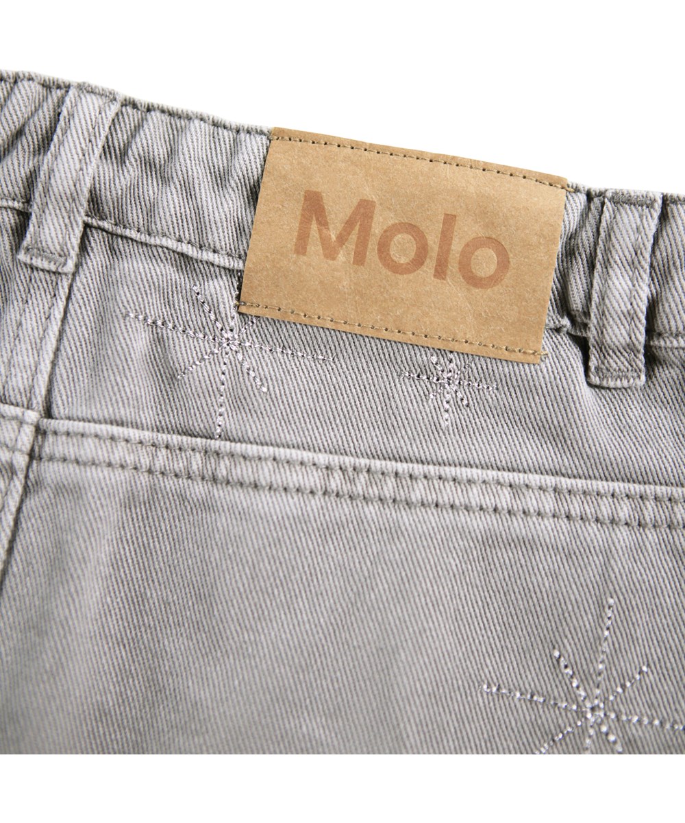 Bera - Washed Grey - Grijze kinderrok gemaakt van katoenen keperstof met knoopsluiting en subtiele zilveren borduursels.