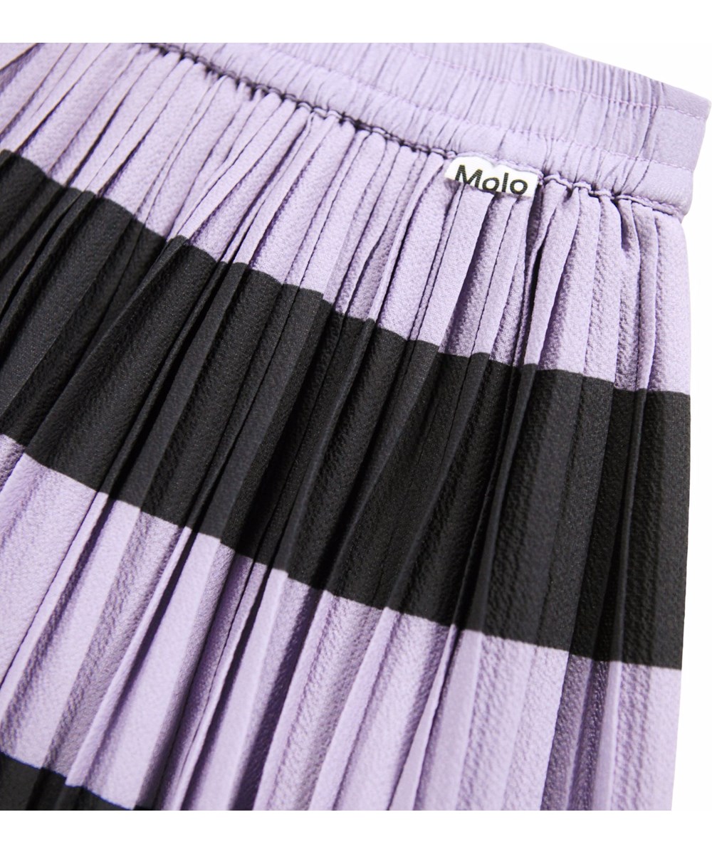 Bess - Wide Stripe - Geplooide gestreepte kinderrok in zwart en paars met elastische tailleband.