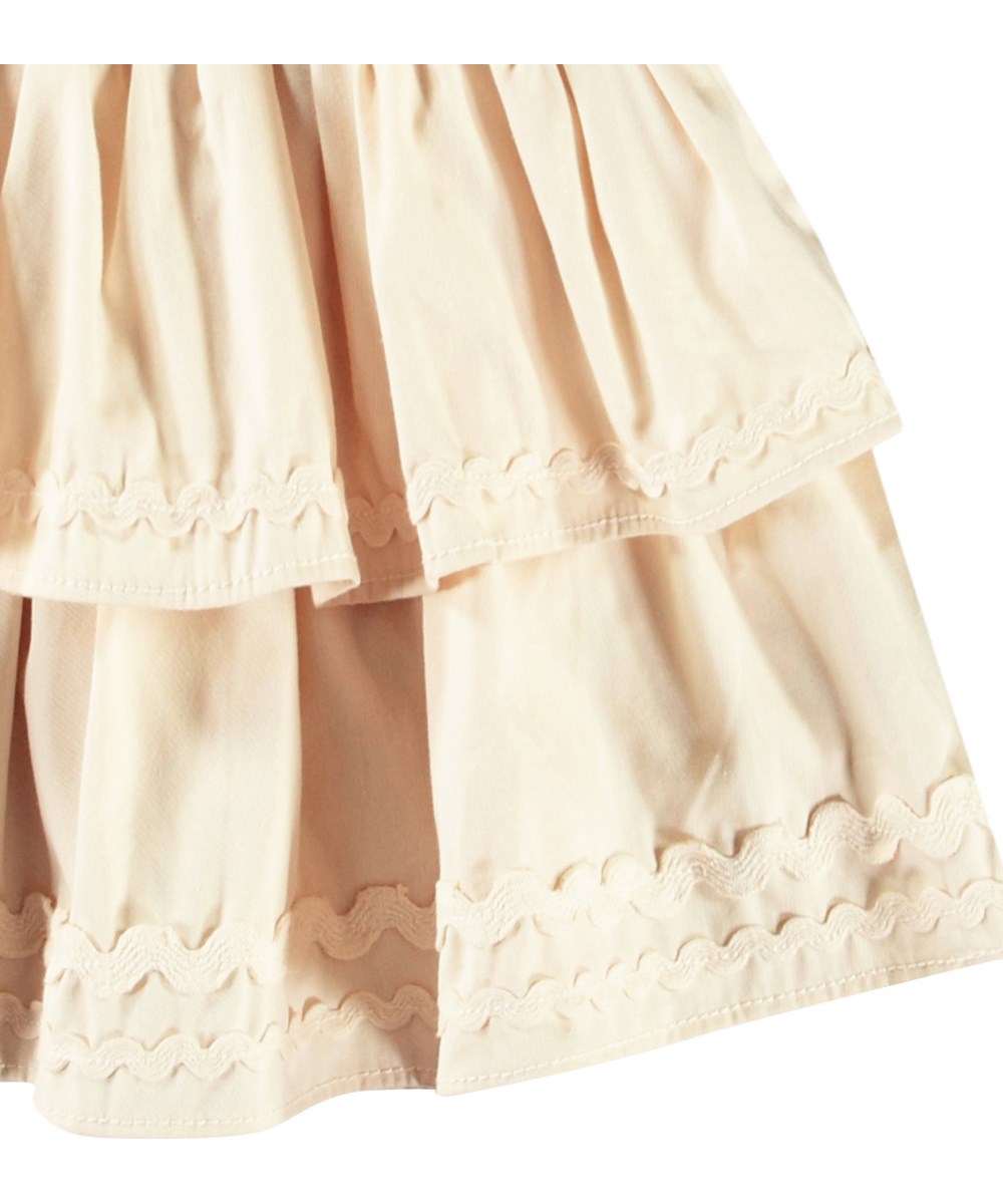 Bonita - Brazilian Sand - Beige knielange kinderrok van biologisch katoenen chambray met gerimpeld effect.