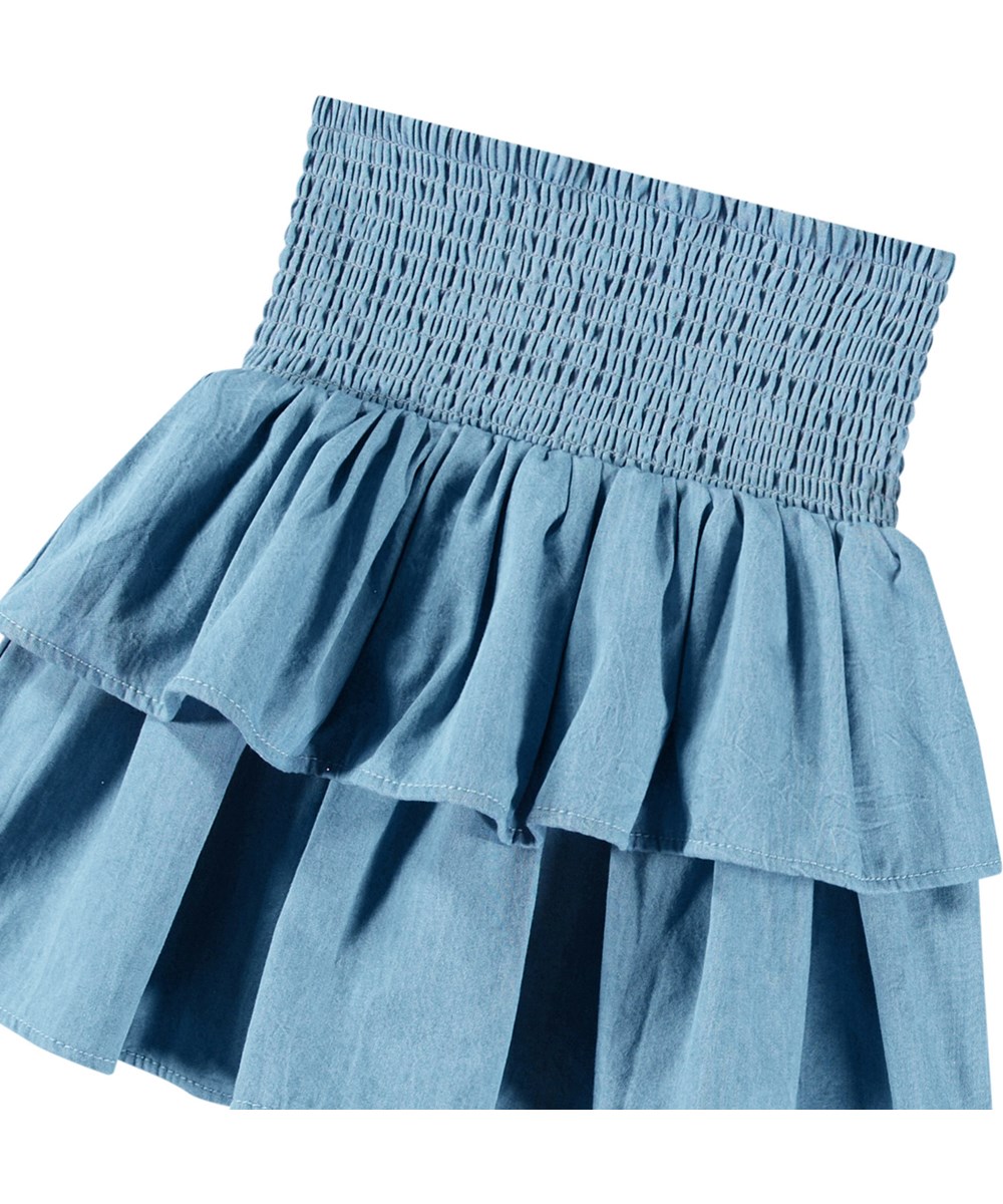 Bonita - Sky Indigo - Blauwe knielange kinderrok van biologisch katoenen chambray met gerimpeld effect.