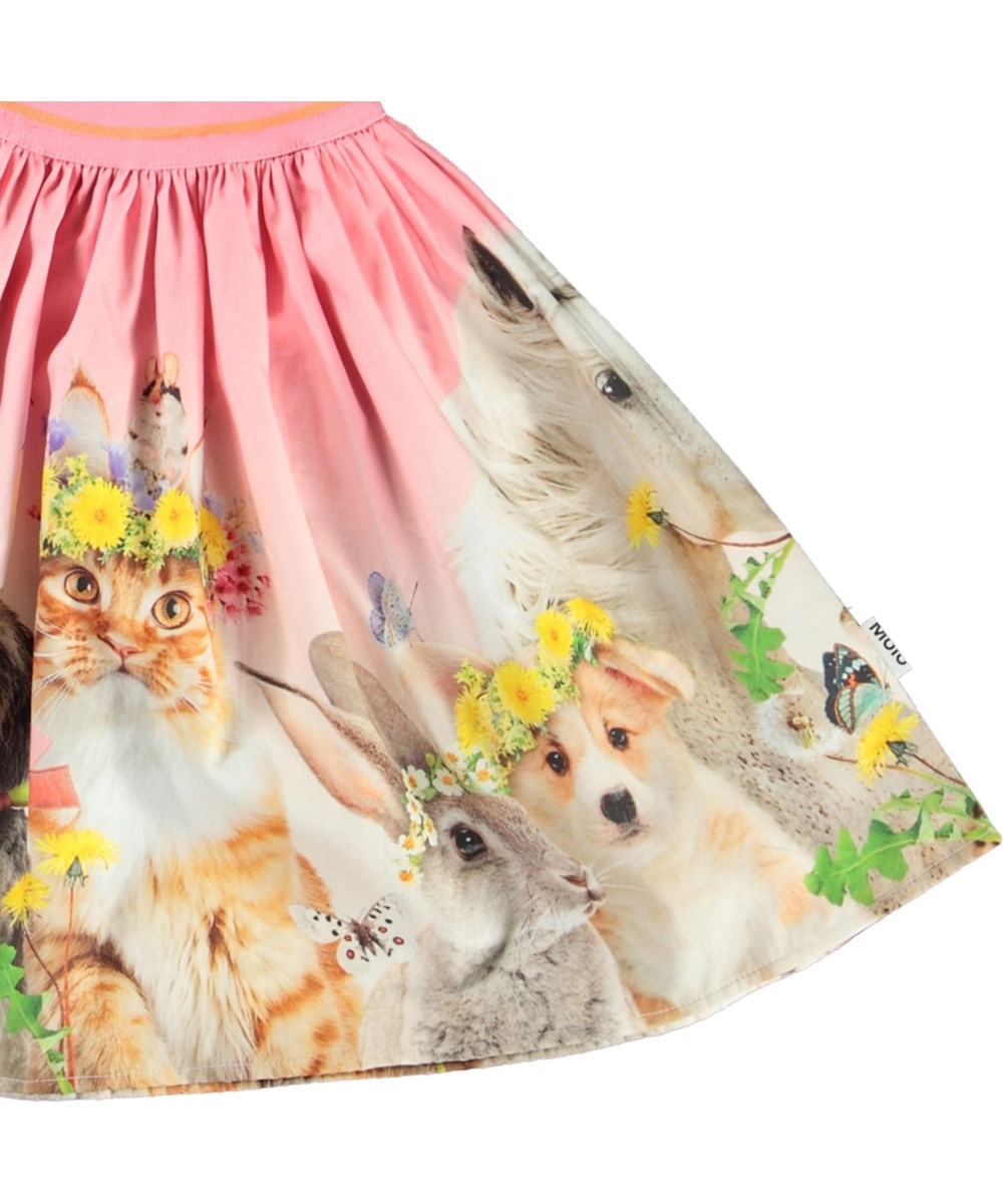 Brenda - Midsummer - Roze cirkelvormige kinderrok van biologisch katoen. De jurk heeft een print van schattige babydieren met bloemenkransen.