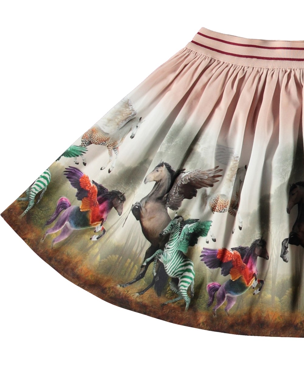 Brenda - Surreal Beings - Roze rok van biologisch katoen met een fantasievolle print van luipaardpaarden, groene zebra's en gevleugelde paarden.