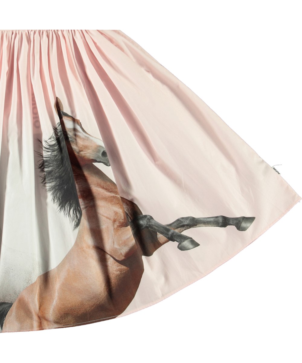 Brisali - Wild And Free - Roze knielange kinderrok van biologisch katoen. Het heeft een paardenprint.