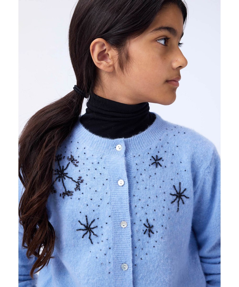 Ginny - Blue Moon - Mooie lichtblauwe kindervest gemaakt van zachte geborstelde wol.