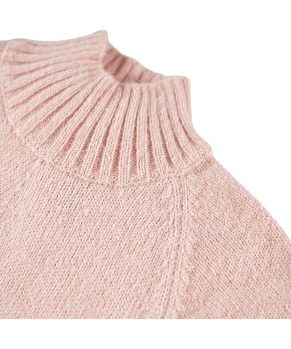 Golda - Rose Hips - Roze trui gemaakt van een alpacawolmix. De trui heeft raglan ballonmouwen, een geribbelde col en ribboorden rond de mouwen en taille.