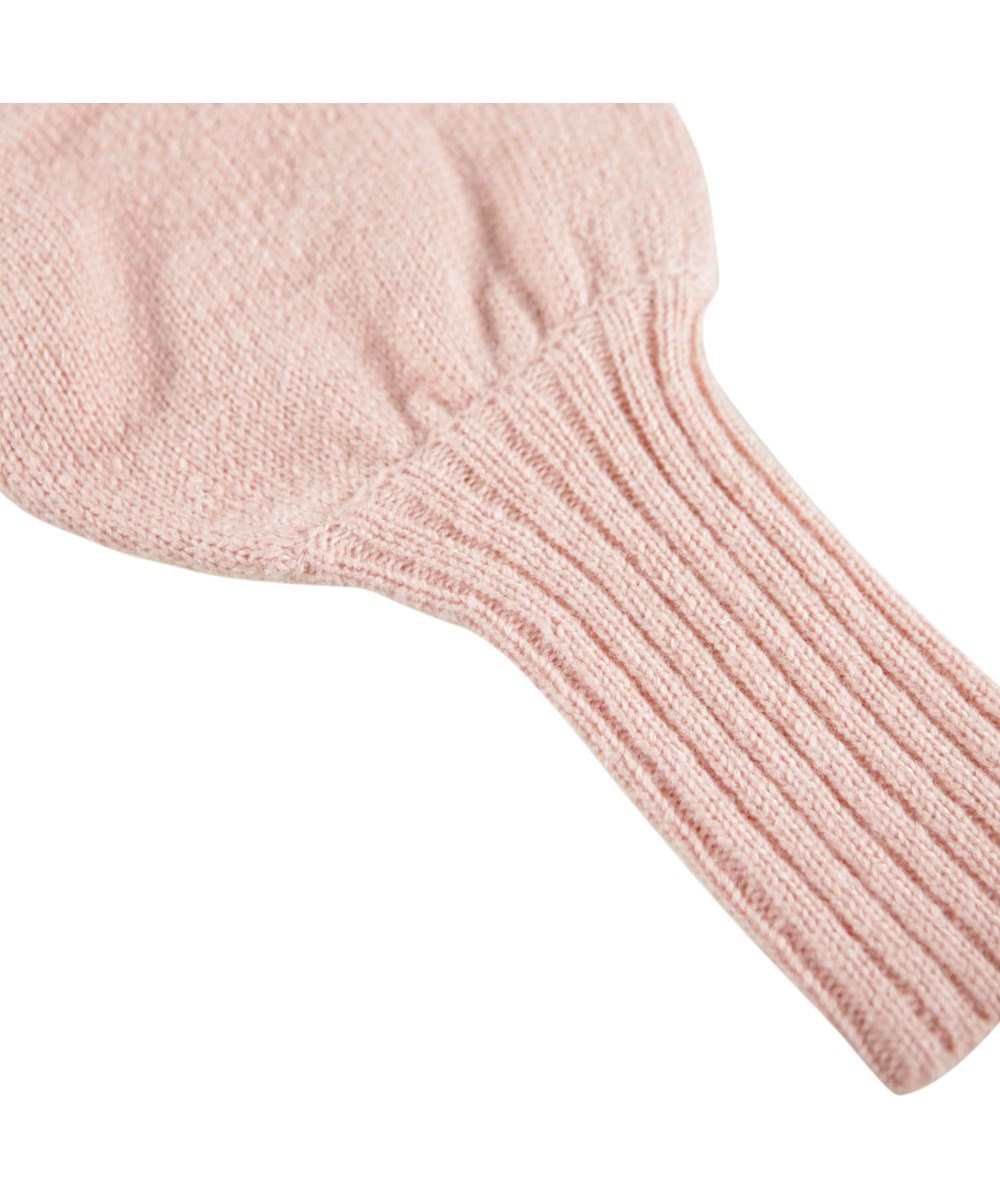 Golda - Rose Hips - Roze trui gemaakt van een alpacawolmix. De trui heeft raglan ballonmouwen, een geribbelde col en ribboorden rond de mouwen en taille.