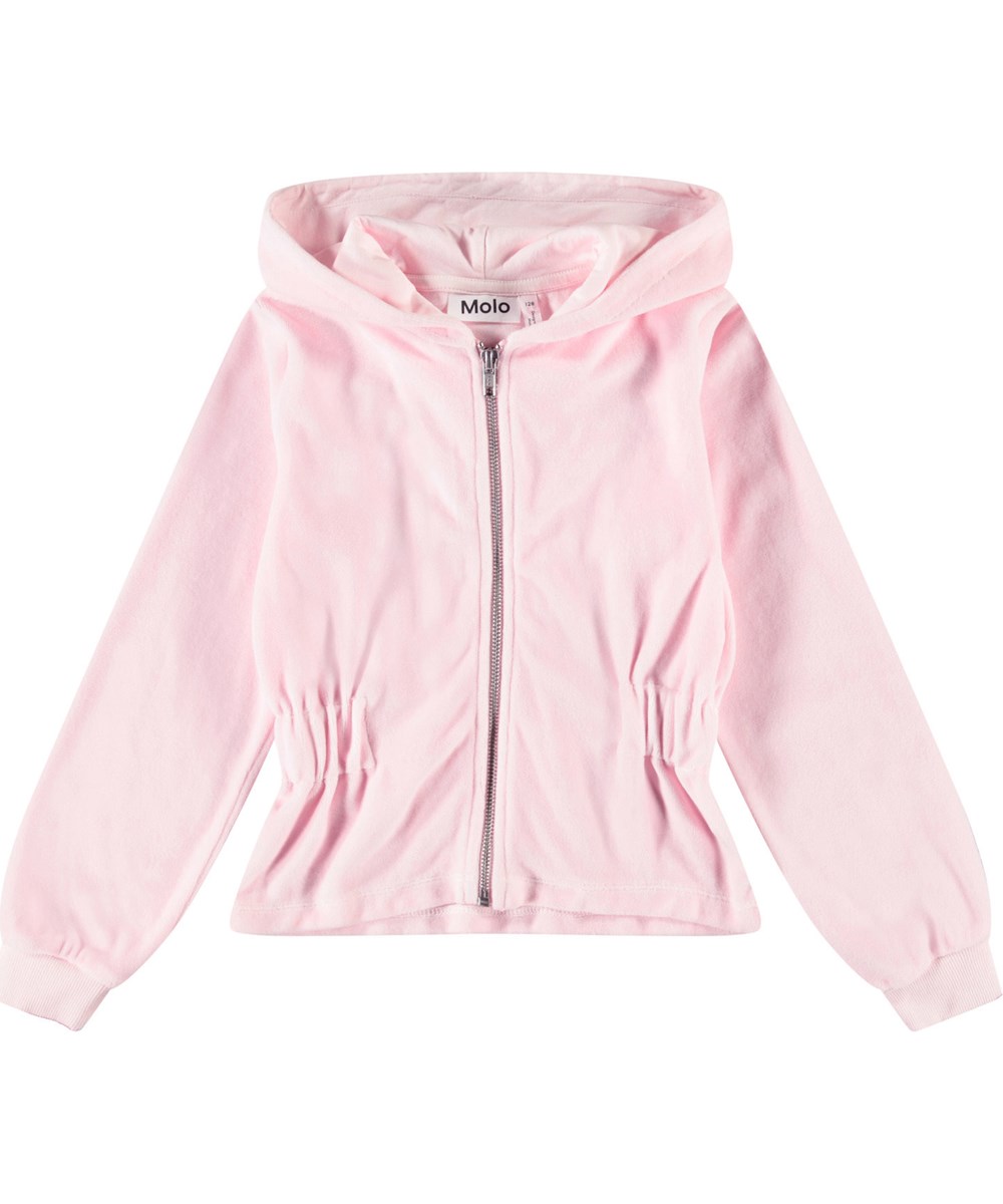 Madge - Charlotte Pink - Roze fluwelen kindervest met capuchon en ribboord rond de mouwen en brede elastische tailleband.