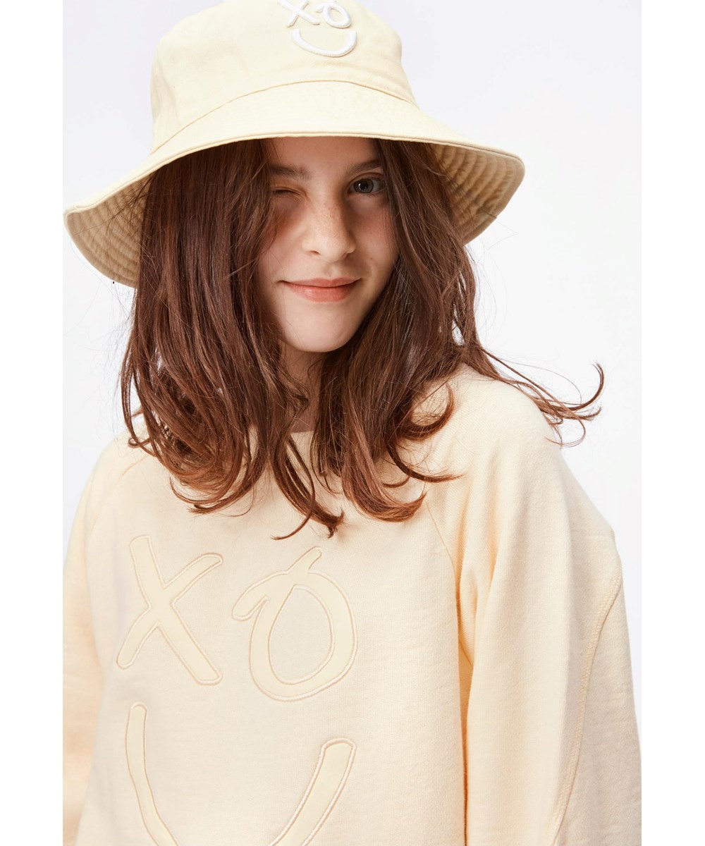 Maggie - Banana Crepe - Liche gele sweater met smiley face