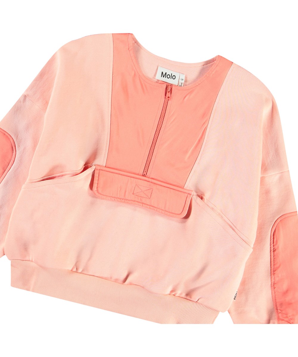 Malissa - Peach - Lichtoranje kindersweater van zacht biologisch katoen met ribboord rond de mouwen en onderkant alsmede een rits aan de voorkant.