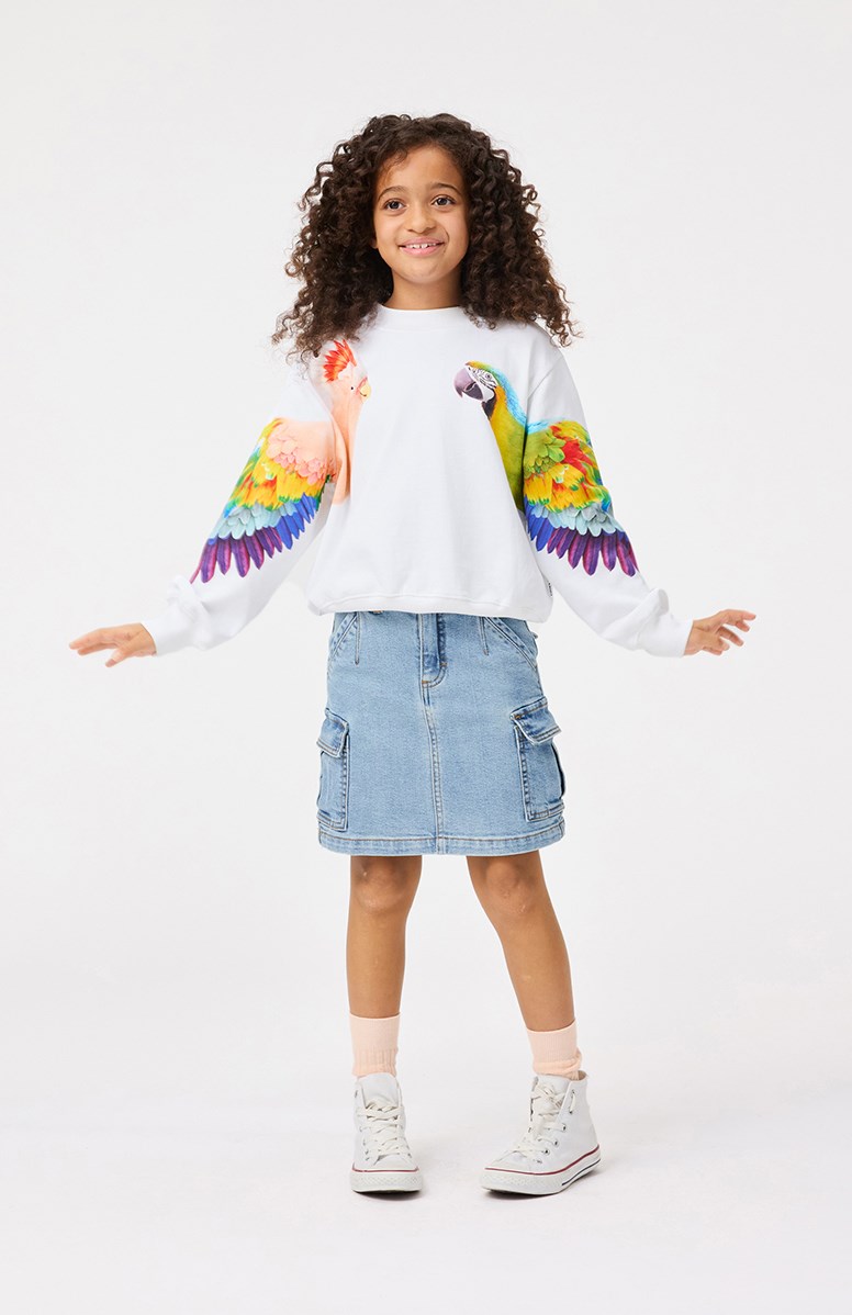 Marge - Magic Parrots - Witte kindersweater van zacht biologisch katoen met print en ribboord rond de hals, mouwen en onderkant.