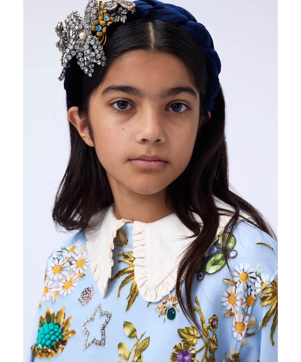 Marge - Royal Bling - Lichtblauwe sweater gemaakt van biologisch katoen met een print van prachtige sieraden.