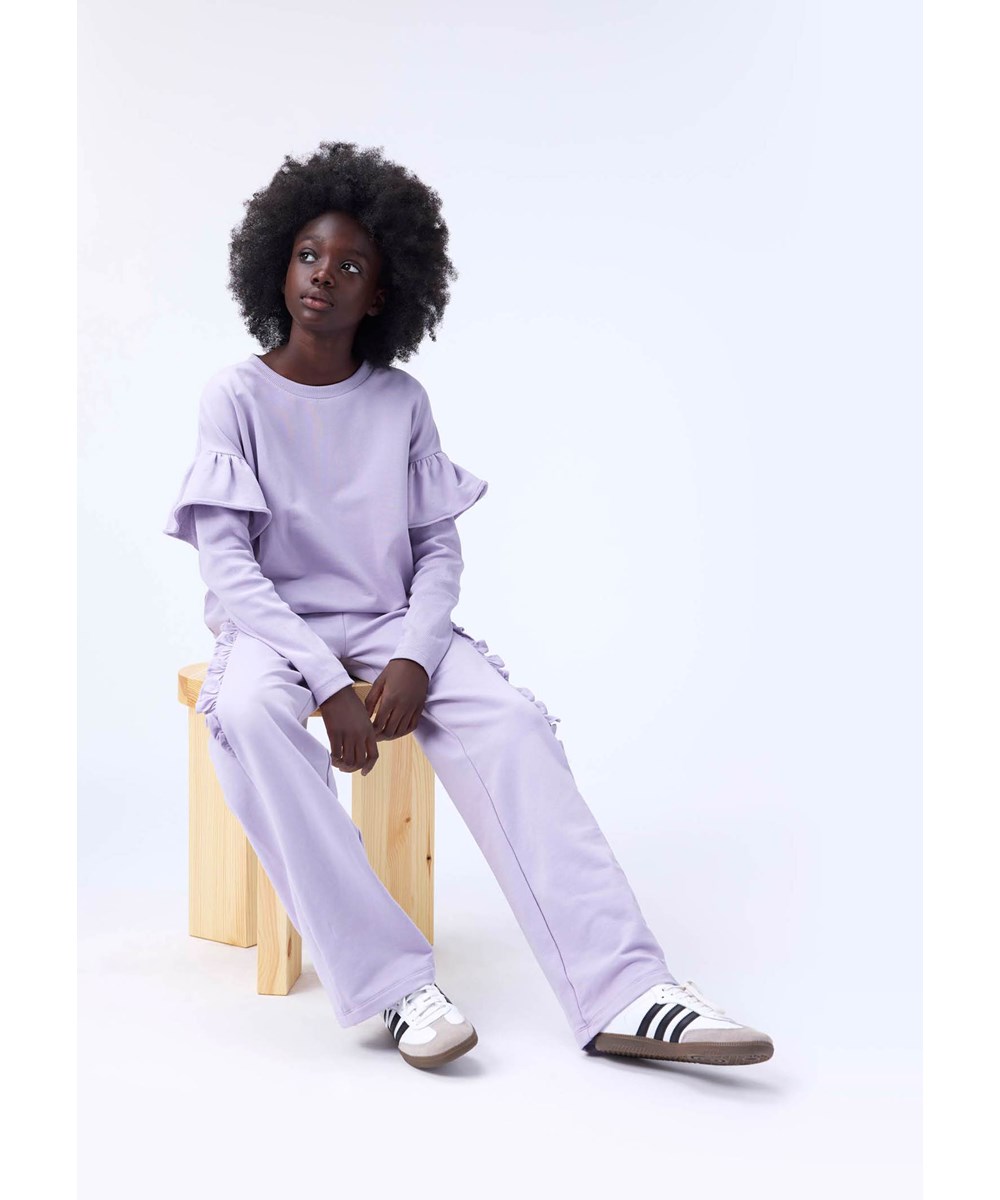 Margit - Faded Purple - Paarse sweater met ruches gemaakt van biologisch katoen.